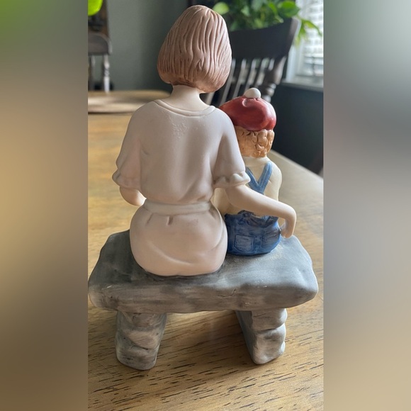 Paul Sebastian 1991 Fine Porcelain Collectable Figurine MOTHER READING TO SON - Picture 2 of 5